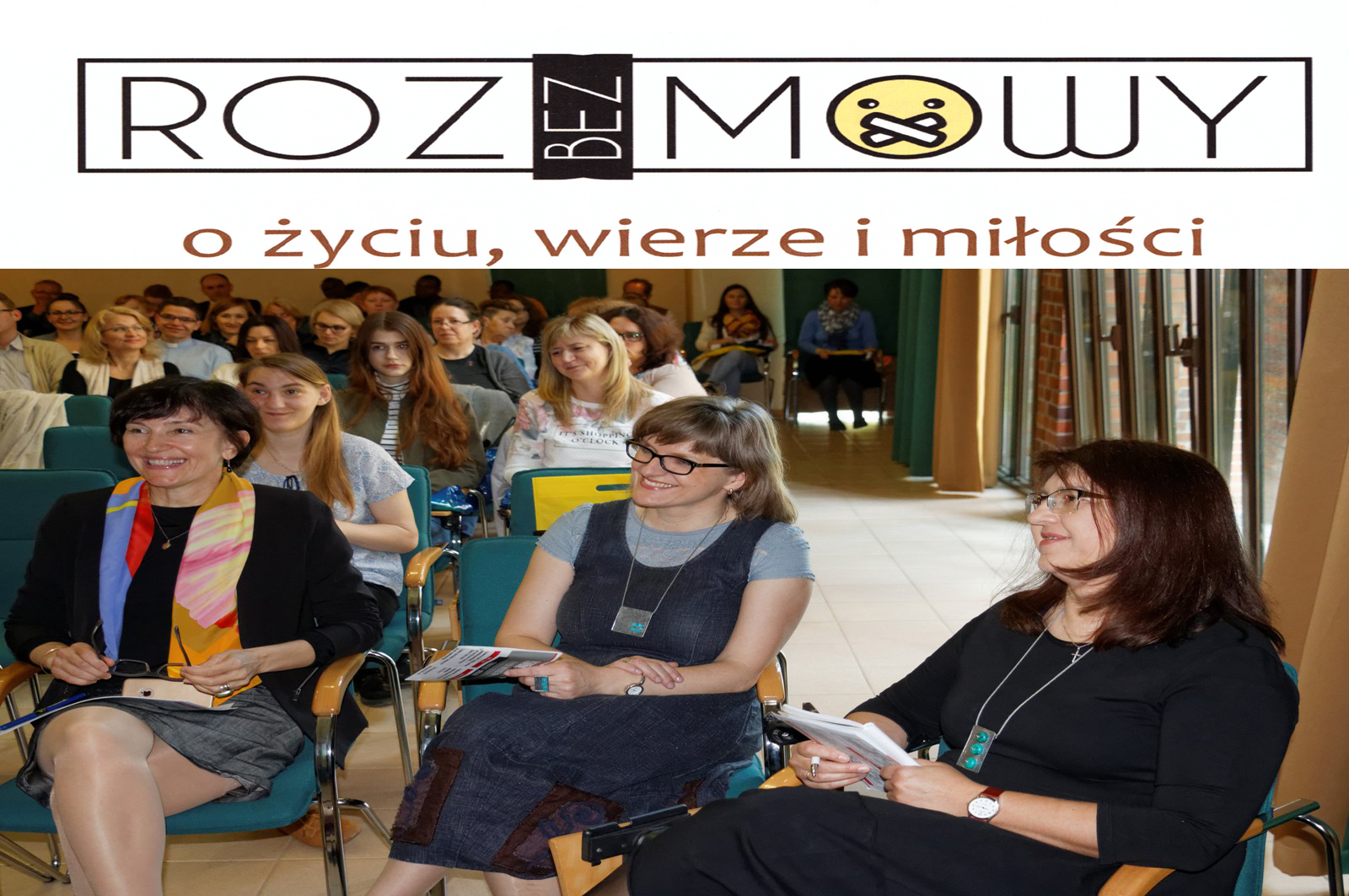 Zdjęcie z konferencji - Na pierwszym planie, siedzące na krzesłach, od lewej; prof. Beata Batorowicz, Aleksandra Wnuk, Agnieszka Pilch.